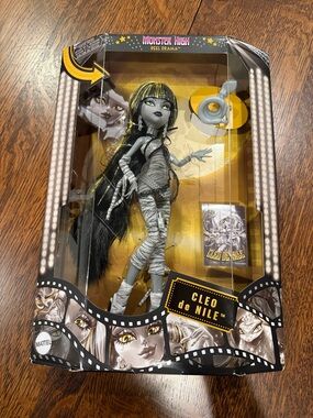 Monster High Reel Doll Cleo de Nile Doll - Black, Gold & Gray